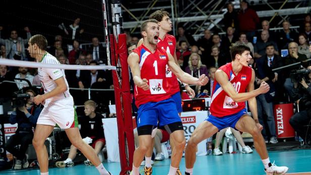 Volleyballspieler jubeln während eines Spiels.