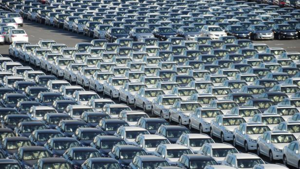 Viele neue Autos stehen auf einem Parkplatz.