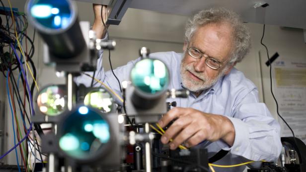 Der Quantenphysiker Anton Zeilinger überprüft die Einsatzbereitschaft seiner Versuchsanordnung