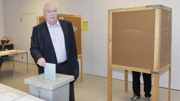 Wiener Bürgermeister Michael Häupl bei der Stimmabgabe.