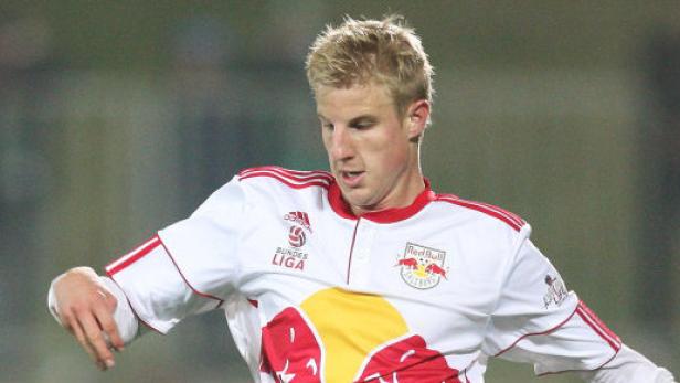 Ein Fußballspieler im Trikot von Red Bull Salzburg.