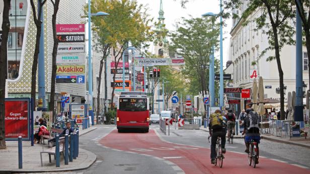 Ein 13A auf der roten Busspur der neu gestalteten Mariahilfer Straße: Nach dem Willen der SPÖ sollen Busse und Radler aus der Fuzo verschwinden.