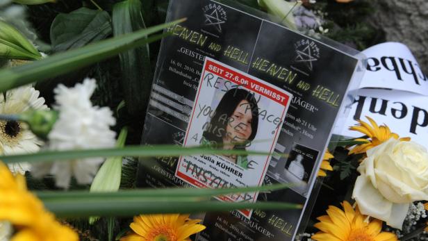 Blumen und ein Vermisstenplakat von Julia Kührer, die seit dem 27.06.06 vermisst wird.