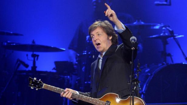 EPAepa03021381 Ex-Beatle Paul McCartney performs in the Lanxess Arena in Cologne, Germany, 01 December 2011. It is the only German date on his tour called On The Run. EPA/FEDERICO GAMBARINI McCartney-Album: Eine einzige Enttäuschung