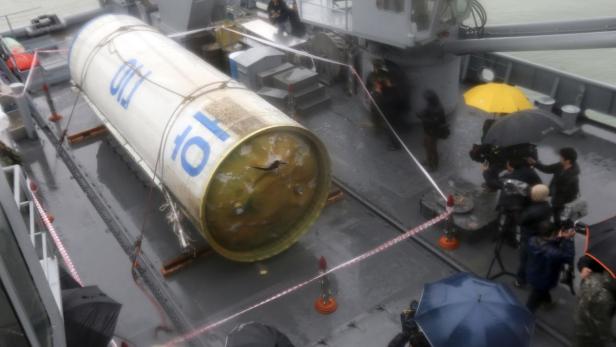 undefined Nach dem erfolgreichen nordkoreanischen Raketenstart im Dezember sind die Sorgen in Südkorea gewachsen. Die südkoreanische Marine hat Trümmerteile der ersten Stufe der nordkoreanischen Langstreckenrakete aus dem Meer geborgen.