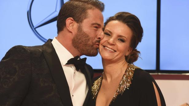 Sasha küsst seine Frau