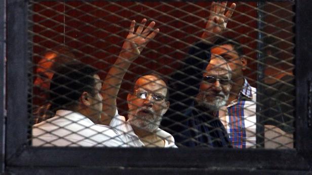 Mohammed Badie (rechts) ist in zwei anderen Verfahren bereits zum Tode und zu lebenslang verurteilt worden.