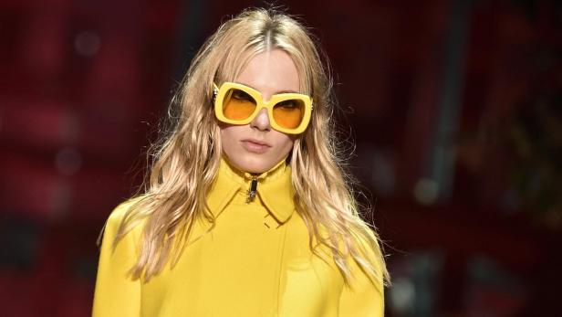 Understatement ist Donatellas Sache nicht. Auch in der Herbst-/Wintersaison 2015/16 setzt sie auf Knalliges - wie z. B. hochgeschlossene Mäntel in sattem Gelb und Oversize-Sonnenbrillen in derselben Farbe.