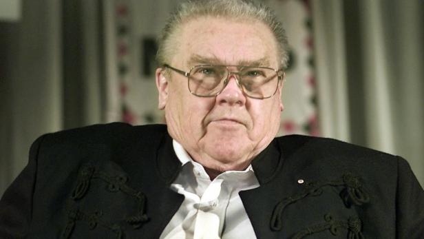 Ein Porträt des Schauspielers Sydney Greenstreet mit Brille und dunkler Jacke.