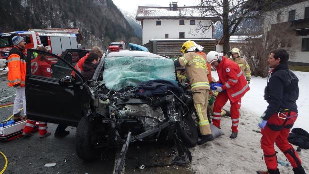 Die Lenkerin dieses deutschen Pkw starb beim Crash, ihr Ehemann und die beiden Kinder wurden schwer verletzt.
