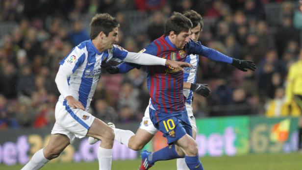 Lionel Messi im Duell mit einem Spieler von Real Sociedad.