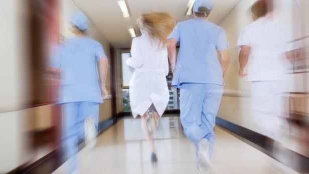 Arbeitsplatz Spital: Wenn sich in einer Abteilung alle am Limit fühlen, kann eine Supervision dazu beitragen, die Belastungen zu verarbeiten – und Veränderungen anzustoßen