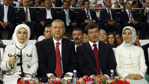 Präsident Erdogan (li.) mit seinem Premier Davutoglu: Jeweils an ihrer Seite die Ehefrauen – Emine Erdogan und Sare Davutoglu