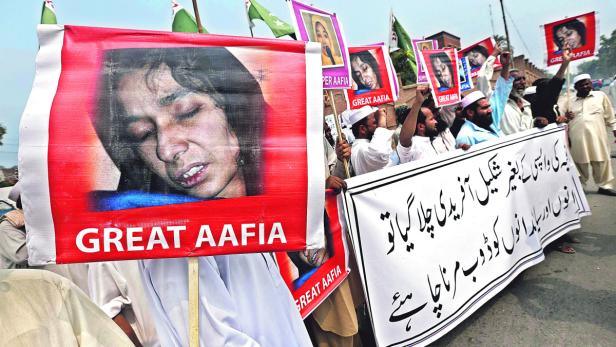 Oben: Demo in Pakistan für Aafi Siddiquis Freilassung