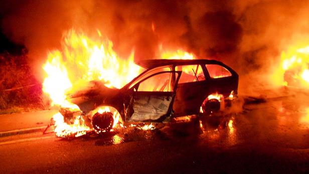 Spektakuläre Szenen auf der Westautobahn. Die Täter steckten die Fluchtautos in Brand
