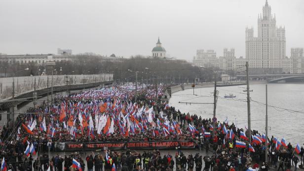 Die Moskauer zeigen öffentlich ihre Trauer über den Mord an Oppositionspolitiker Nemzow.