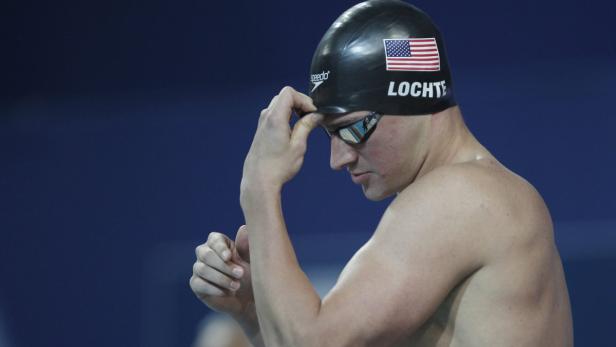 Ryan Lochte, ein Schwimmer mit Badekappe und Schwimmbrille, bereitet sich auf ein Rennen vor.