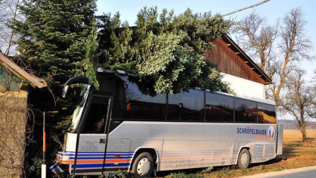 Ein Reisebus der Marke Schröfelbauer ist in ein Haus gefahren.