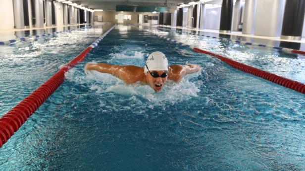 Die ersten 50 Meter: Peter Steiner ist einer der ersten Wassersportler, die im Stadthallenbad ihre Längen ziehen. Für Hobbysportler heißt es dagegen weiter warten.