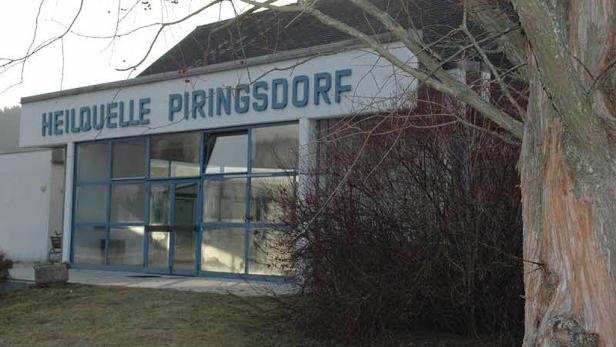 Das Gebäude der Heilquelle Piringsdorf mit großen Fensterfronten.
