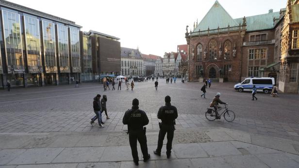 Bewaffnete Polizisten vor dem St.-Petri-Dom in Bremen.