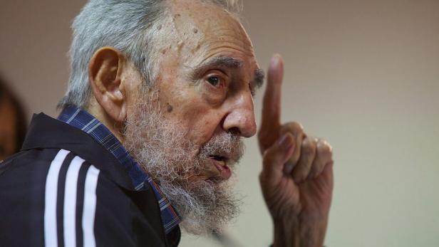 Fidel Castro gestikuliert mit erhobenem Zeigefinger.