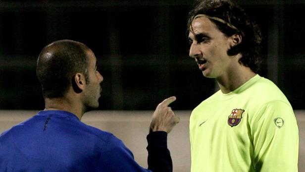 Zlatan Ibrahimović im Gespräch mit einem Trainer des FC Barcelona.