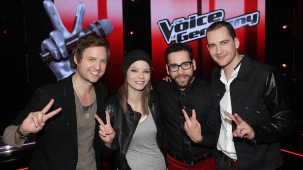 epa03500934 (L-R) Candidates Nick Howard, Isabell Schmidt, James Borges and Michael Lane celebrate making it to the finals of the talent show &#039;The Voice of Germany&#039; in Berlin, Germany, 07 December 2012. The final will be on 15 December 2012. EPA/JOERG CARSTENSEN