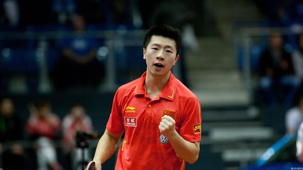 Ein chinesischer Tischtennisspieler jubelt während eines Spiels.