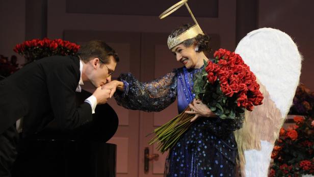 Maria Bill als Florence Foster Jenkins, die schrecklichste und unerschrockenste Opernsängerin der Welt – Handkuss vom Pianisten (Till Firit).