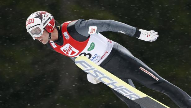 APA10663152 - 15122012 - RAMSAU - ÖSTERREICH: Mario Stecher (AUT) beim Wertungssprung zum Weltcup Skisprungbewerb der Nordischen Kombination am Samstag, 15. Dezember 2012, in Ramsau. APA-FOTO: GEORG HOCHMUTH