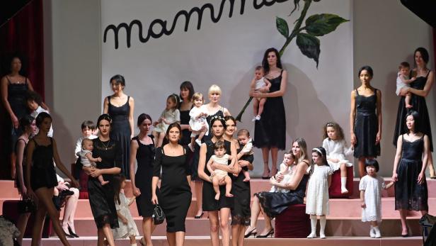 Ihre Show am Ende der Mailänder Modewoche widmeten Domenico Dolce und Stefano Gabbana den Mamas - und deren Kindern, denn die durften am Sonntag mit auf den Laufsteg. Teilweise handelte es sich um den eigenen Nachwuchs der Models.