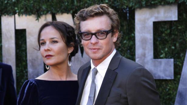 Actor Simon Baker and wife, actress Rebecca Rigg, arrive at the 2010 Vanity Fair Oscar party in West Hollywood, California March 7, 2010. REUTERS/Danny Moloshok (OSCARS-PARTY) (UNITED STATES - Tags: ENTERTAINMENT)