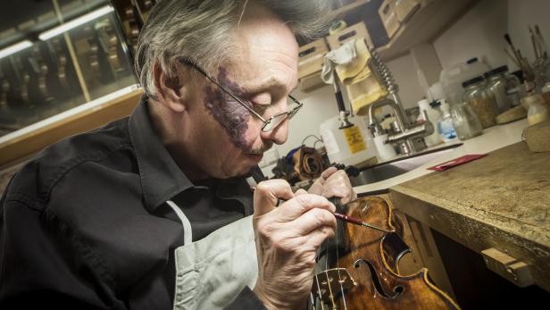 In der Werkstatt des Geigenbauers