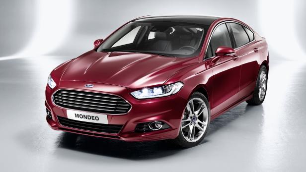 Ein roter Ford Mondeo steht in einem Studio.