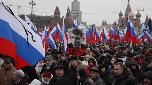 Trauermarsch für Boris Nemzow in unmittelbarer Nähe des Kreml – unweit des Tatortes, wo der russische Oppositionelle Freitagnacht erschossen wurde.