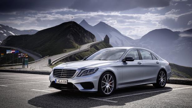 Ein silberner Mercedes-Benz vor der Großglockner Hochalpenstraße.