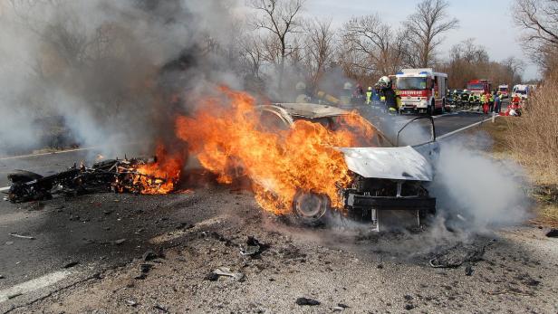 Nach Frontalzusammenstoß gingen beide Fahrzeuge in Flammen auf
