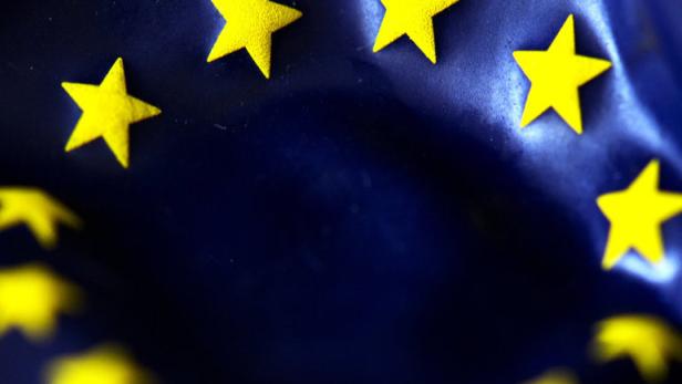 Nahaufnahme der Europaflagge mit gelben Sternen auf blauem Grund.