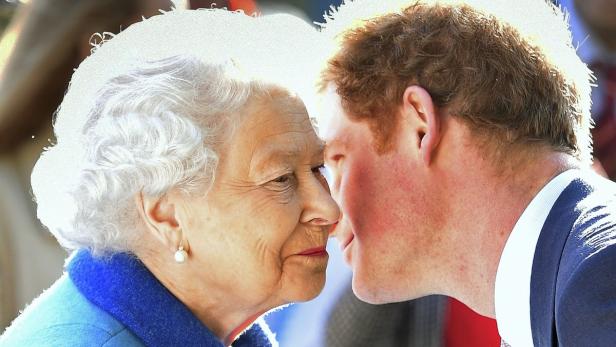 Britain&#039;s Queen Elizabeth greets her grandson Prince Harry at the Chelsea Flower Show on press day in London, Britain May 18, 2015. REUTERS/Julian Simmonds/pool