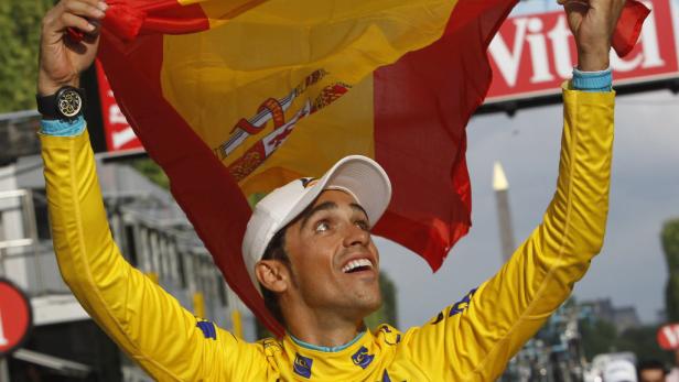 Alberto Contador feiert seinen Sieg mit der spanischen Flagge.