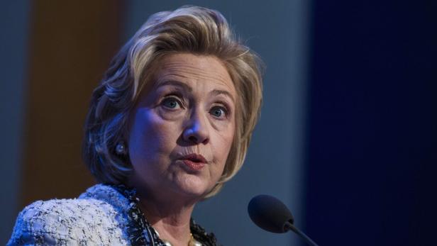 Hillary Clinton spricht bei einer Veranstaltung in ein Mikrofon.