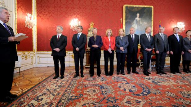 Bundespräsident Fischer bei einer Veranstaltung mit einer Gruppe von Personen.