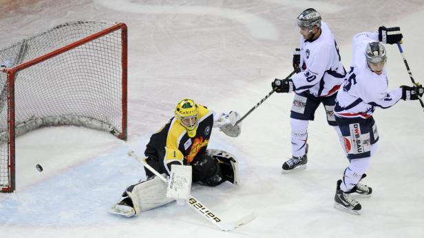 APA10641544 - 13122012 - WIEN - ÖSTERREICH: Internationales Eishockey-Turnier &quot;European Trophy&quot; Viertelfinal-Spiel zwischen Vienna Capitals und Eisbären Berlin am Donnerstag, 13. Dezember 2012, in Wien. Im Bild: Torhüter Matt Zaba (l./Vienna Capitals) gegen Mads Christensen (m.) und T.J. Mulock (beide Eisbären Berlin). APA-FOTO: HERBERT NEUBAUER