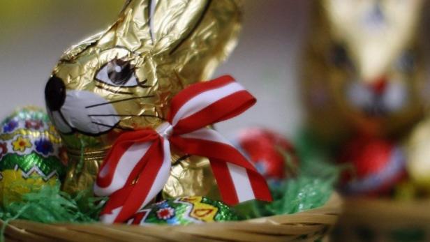 File photo of Easter baskets with Easter chocolate bunnies and eggs at the Hauswirth confectioner factory in Kittsee, some 60 km (37 miles) east of Vienna March 24, 2011. Hauswirth vowed April 6, 2011, to appeal a ruling by a Vienna court that stops it producing Easter bunnies resembling those made by Switzerlands Lindt &amp; Spruengli. REUTERS/Lisi Niesner/Files (AUSTRIA - Tags: FOOD CRIME LAW BUSINESS)