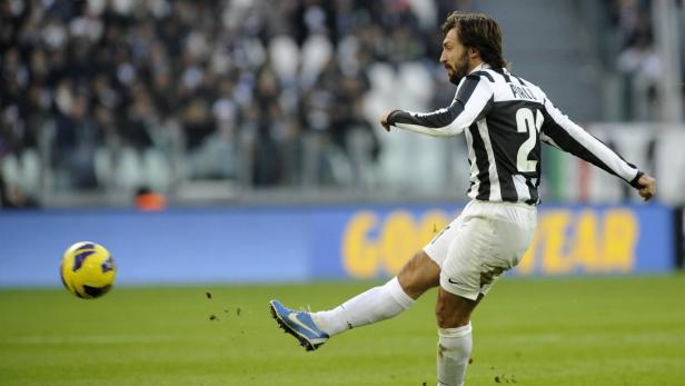 Juventus&#039; Andrea Pirlo scores against Atalanta during their Italian Serie A soccer match at the Juventus stadium in Turin December 16, 2012. REUTERS/Giorgio Perottino (ITALY - Tags: SPORT SOCCER)