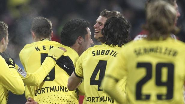 Spieler von Borussia Dortmund feiern zusammen auf dem Spielfeld.