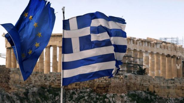 Die Europaflagge und die griechische Flagge wehen vor dem Parthenon in Athen.
