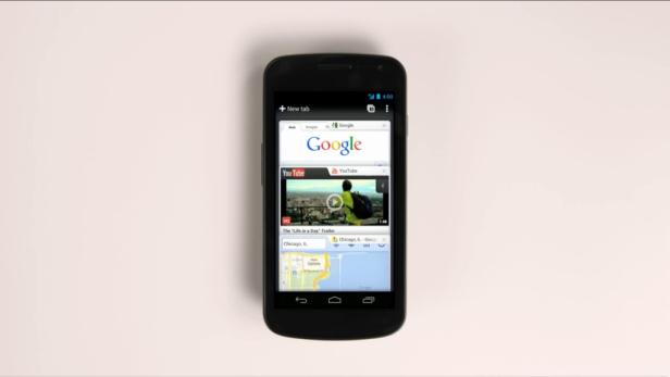 Ein Smartphone zeigt mehrere geöffnete Tabs, darunter Google, YouTube und eine Karte von Chicago.