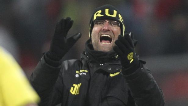 Jürgen Klopp gestikuliert während eines Fußballspiels aufgeregt.